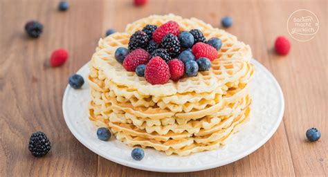Acai-Bowl und Nicecream neben einer Waffel - Serviervorschlag