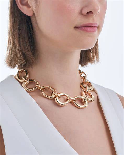 Accessoires: Goldene Knöpfe, Chunky Kette und Gürtel zu Nougat