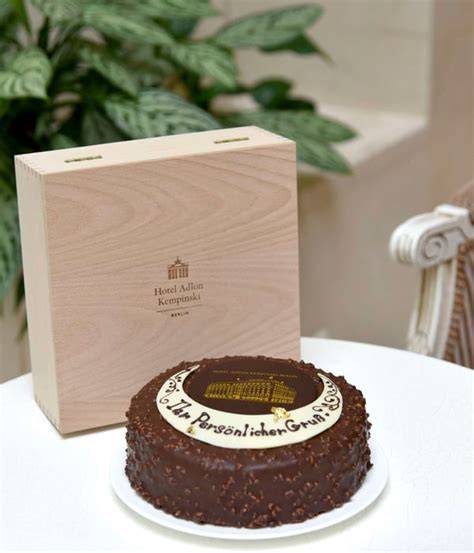 Adlon to go Shop und hochwertig verpackte Torten