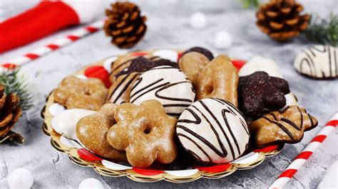 Adventlicher Plätzchenteller mit verschiedenen Lebkuchen und Marmeladen