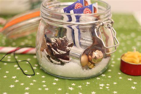 Adventsgeschenke mit heißer Schokolade im Glas