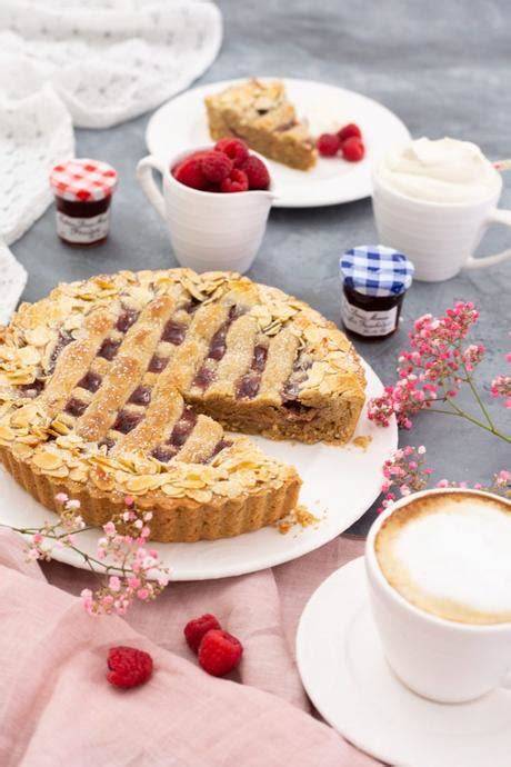Adventskaffee mit Linzer Torte und Tasse Kaffee