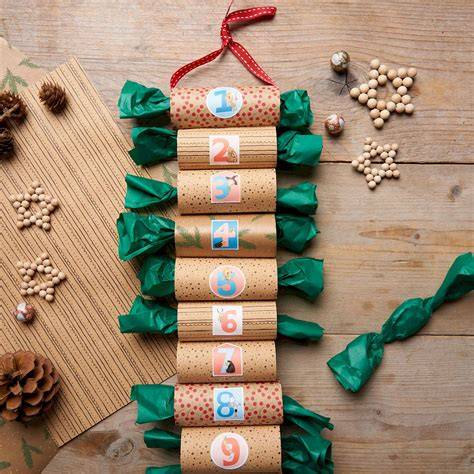 Adventskalender aus Klopapierrollen und Pappkartons