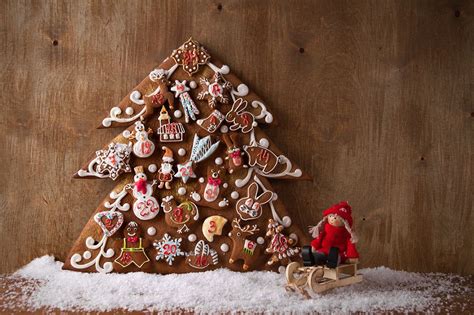 Adventskalender aus Lebkuchen, dekorierte Lebkuchenstücke auf Holzbrett