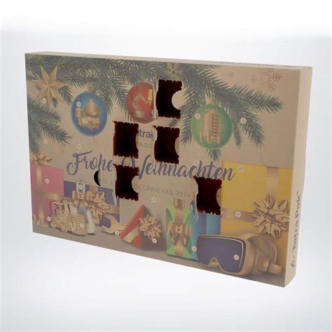 Adventskalender mit geöffneten Türchen und Schoko-Bons