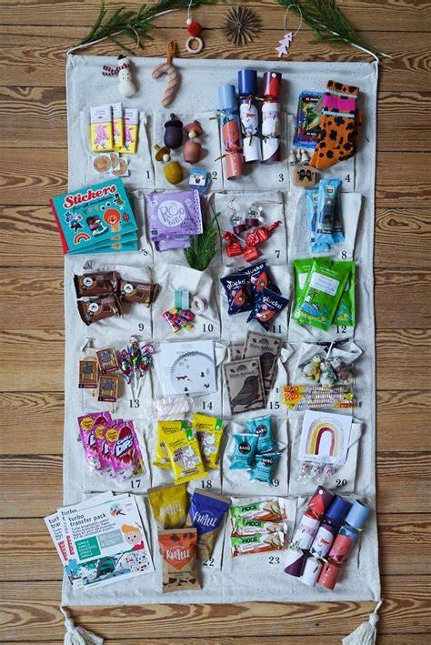 Adventskalender-Füllung mit kleinen Geschenken und Schokoladenfiguren für Kinder