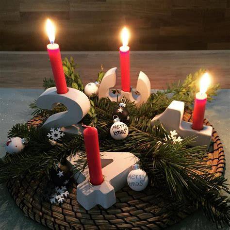 Adventskranz und Adventskalender am Fenster