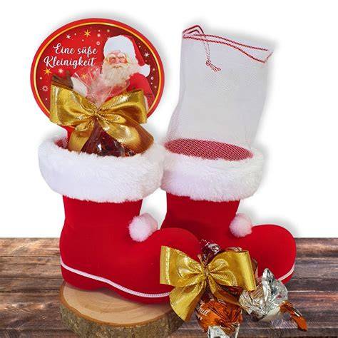 Adventsszene: Schoko-Nikolaus im Stiefel