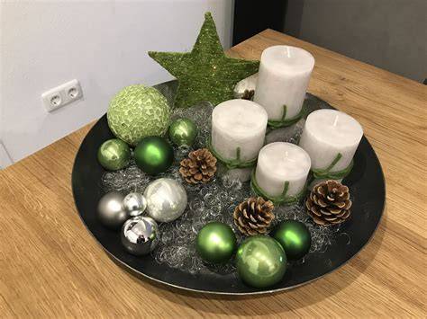 Adventsteller mit Cappuccino-Keksen und Weihnachtsdeko