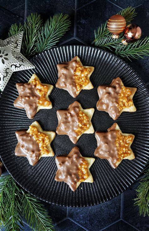 Adventsteller mit verschiedenen Weihnachtsplätzchen - Erdnuss Karamell Sterne als Highlight