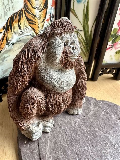 Affenfigur aus Fondant auf Tortentopper