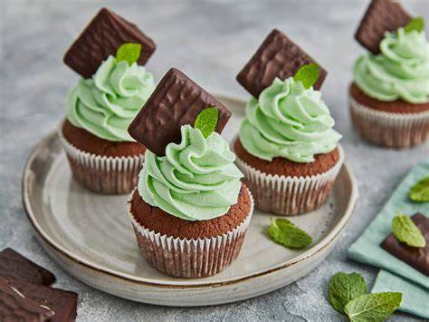 After Eight Cupcakes mit grünem Minzfrosting und After Eight Garnitur