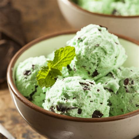 After Eight Eis in einer Eismaschine mit Schokostückchen