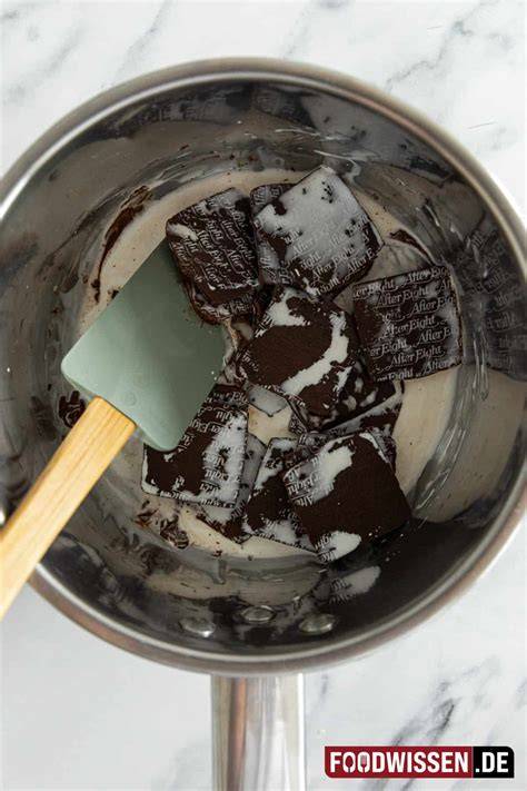 After Eight Tafeln, Minz-Schokoladen-Kombination, Zutaten auf einem Tisch