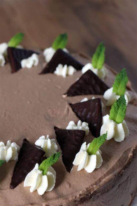 After Eight Torte mit Sahnetupfer und Minzblättern
