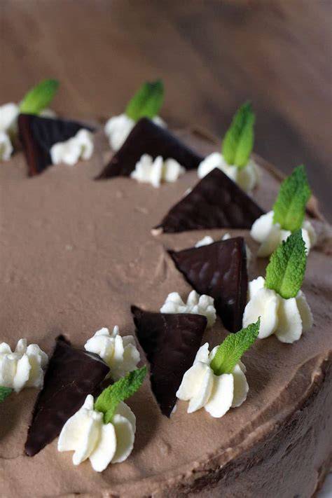 After Eight Torte mit Schoko-Minz-Sahnetuffs und Minzblättern
