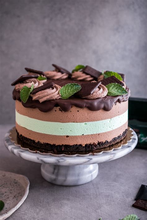 After Eight Torte mit Schokoladenboden, Minzsahne und frischer Minz-Dekoration