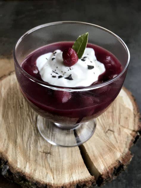 After-Eight-Creme auf Kirschen im Glas