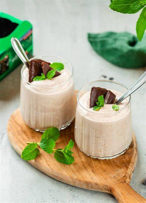 After-Eight-Creme mit Sahnetupfen