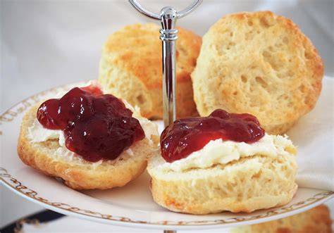 Afternoon Tea mit Scones und Victoria Sponge