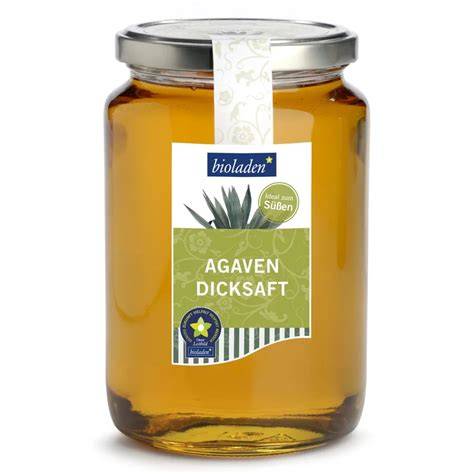 Agavendicksaft im Glas und Dosierung mit Löffel