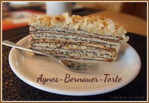 Agnes-Bernauer-Torte auf einer Kuchentafel in Café Krönner