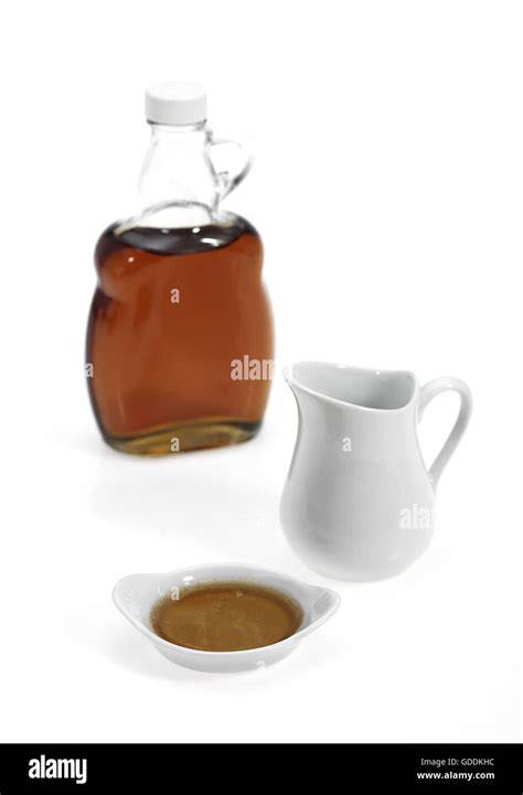 Ahornsirup in Flasche mit weißem Belag auf der Oberfläche