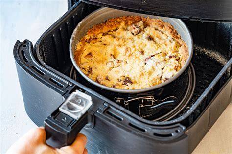 Airfryer mit Mini-Kuchen im Korb