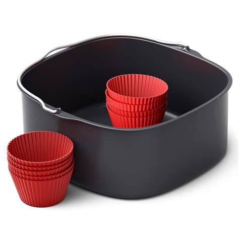 Airfryer mit eingesetzten Silikon-Muffinförmchen