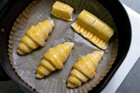 Airfryer mit goldbraunen Croissants