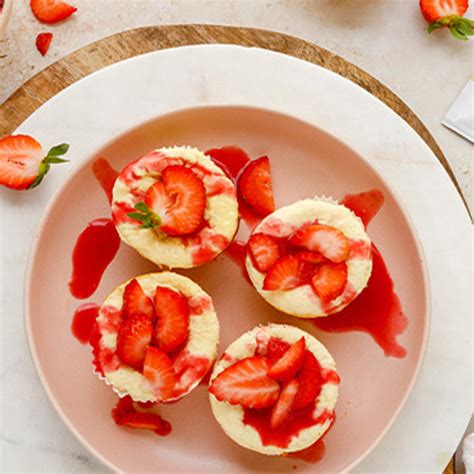 Airfryer-Käsekuchen-Muffins mit Erdbeeren