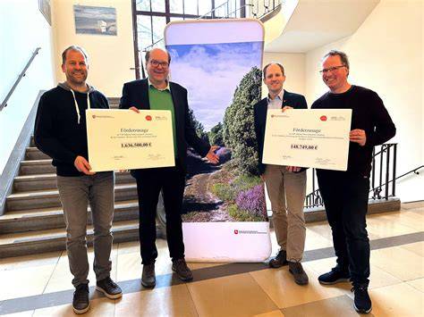 Akteure der Stiftung, Initiatorinnen und geförderte Teams bei Übergaben und Veranstaltungen