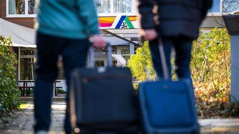 Aktionäre verlassen das Zürcher Kongresshaus mit Koffern