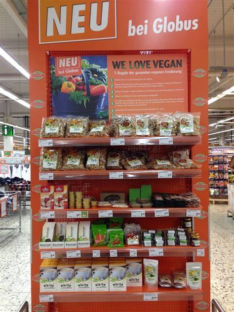 Aldi-Regal mit veganen Weihnachtsprodukten