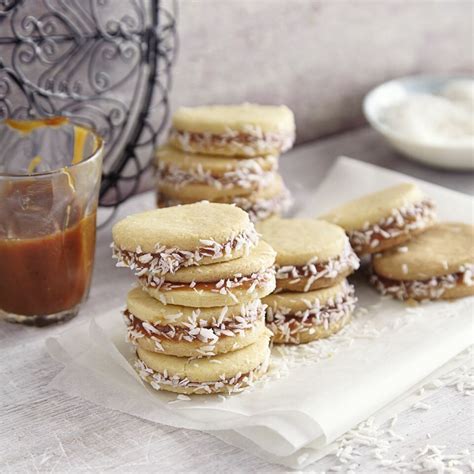 Alfajores auf einem Teller, mit Dulce de Leche und Kokosraspeln