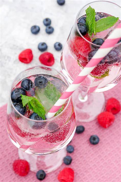 Alkoholfreier Kinder-Cocktail mit Beeren und Zitrus