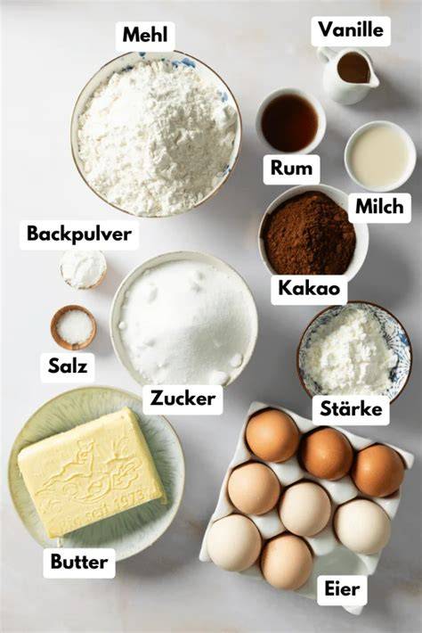 Alle Zutaten für Marmorkuchen - Arrangement auf dem Tisch