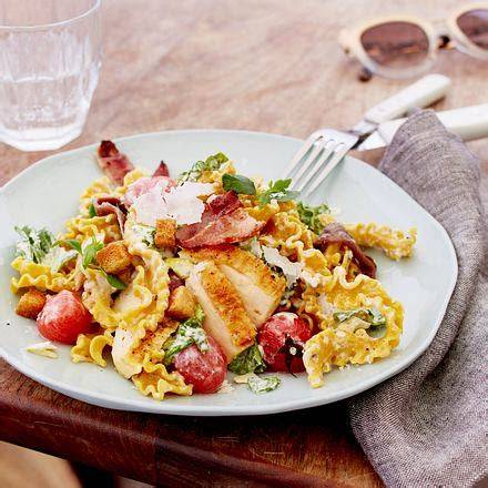 Alle Zutaten für das Rezept - Nudeln, Hähnchen, Speck, Senf, Honig und Kräuter