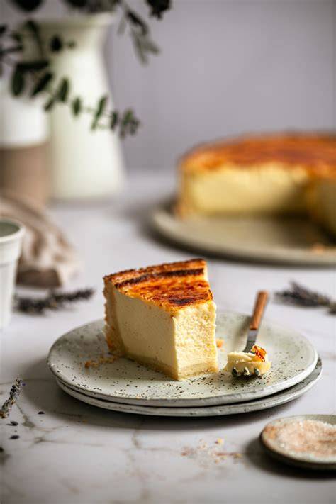 Alle Zutaten für einen festlichen Apfel-Spekulatius-Käsekuchen