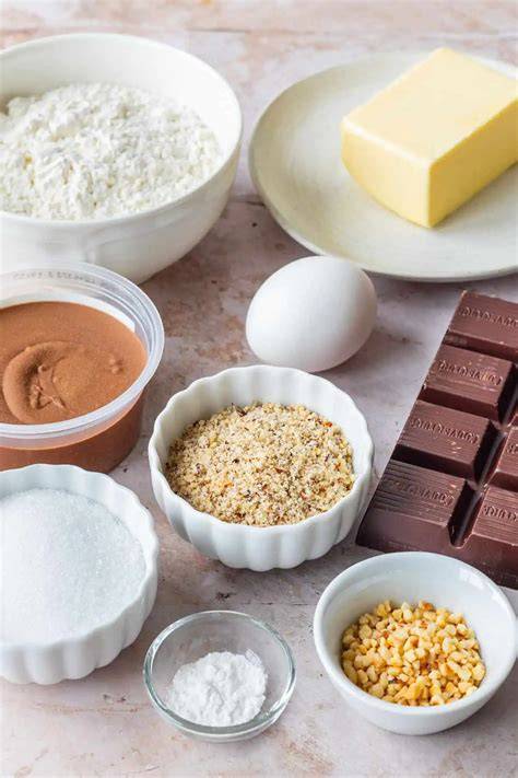 Alle Zutaten und Arbeitsmaterialien für Nougat-Plätzchen übersichtlich dargestellt