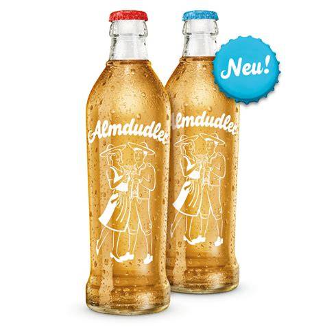 Almdudler-Flaschen mit Trachtenpärchen
