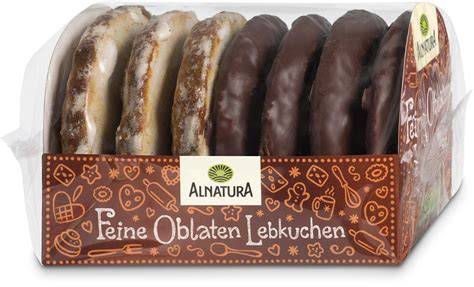 Alnatura Oblaten Lebkuchen auf rustikalem Brett, Gewürze, Nüsse, Zutaten
