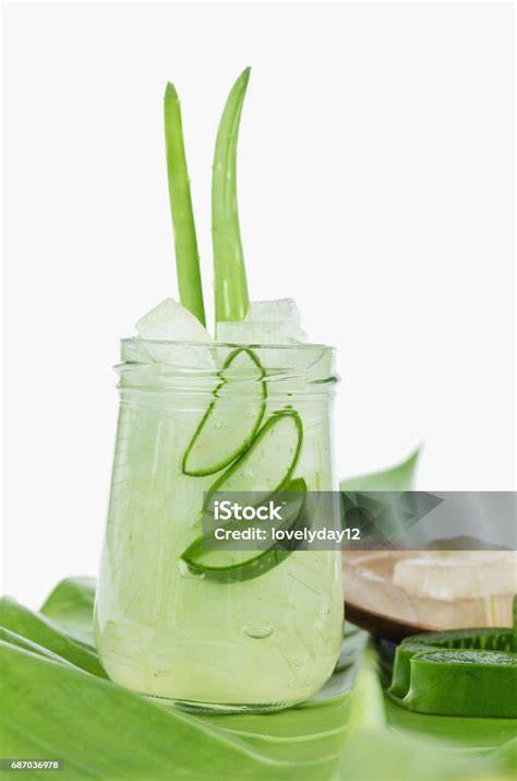 Aloe Vera Blatt und Glas Trinkgel mit Honig