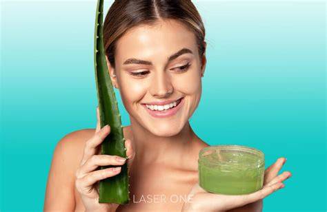 Aloe Vera Gel auf Haut aufgetragen