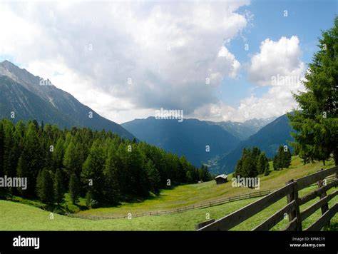 Alpenlandschaft mit Obstgärten in Südtirol