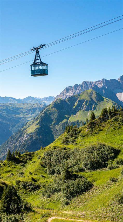 Alpenrosenhonig und Berglandschaft Kleinwalsertal