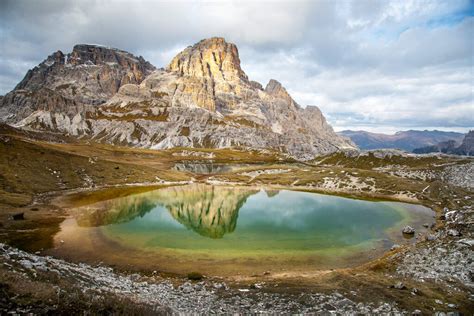 Alpine Szene: Dolomiten, Berghof und traditionelle Mehlsäcke Buchweizen