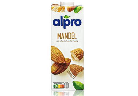 Alpro Mandeldrink Packung und Glas Mandelmilch
