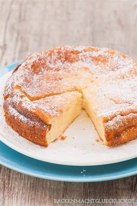 Altdeutscher Käsekuchen angeschnitten, Rezeptzutaten daneben abgebildet