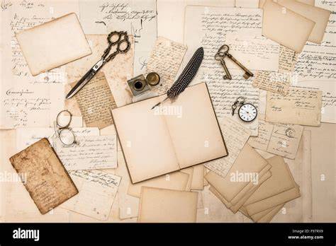 Alte, handschriftliche Rezeptmappen und Vintage-Küchenutensilien